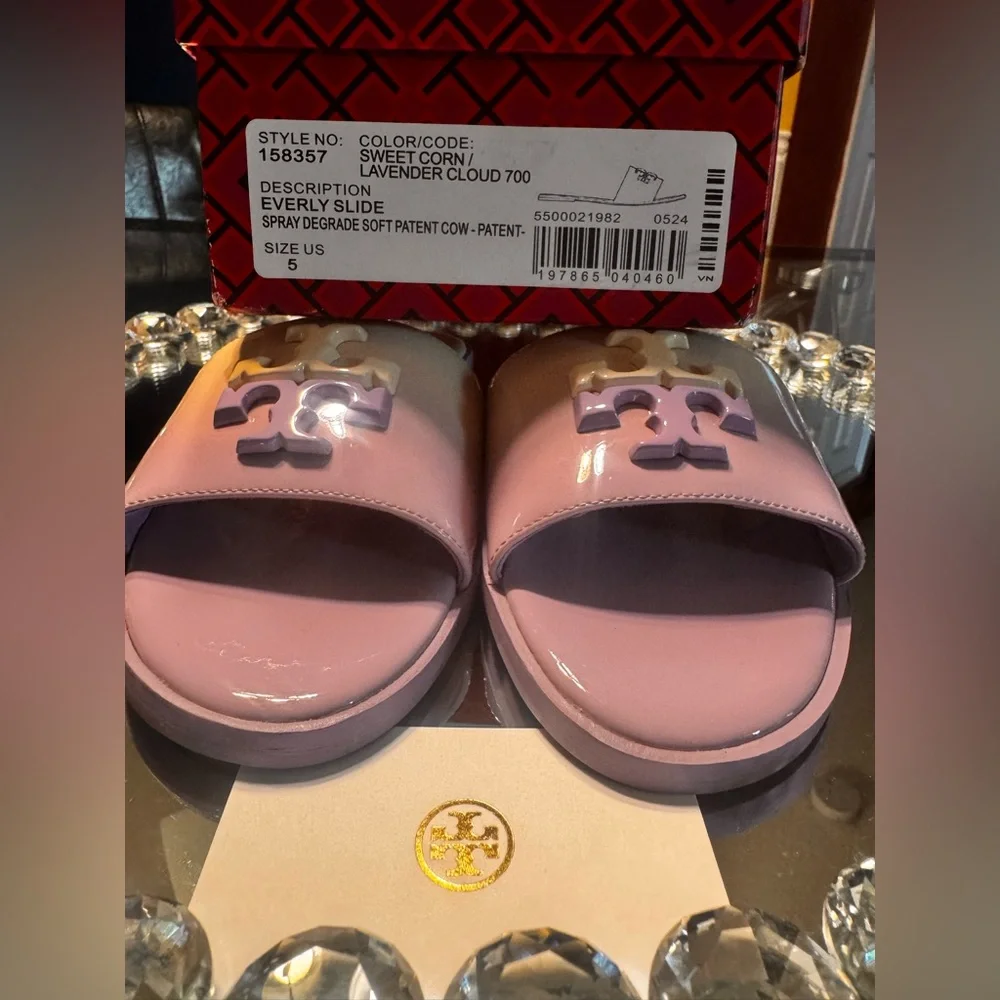 Tory Burch Everly Slide Flat Soft Patent Leather Sweet corn/Lavender Cloud. SZ 5